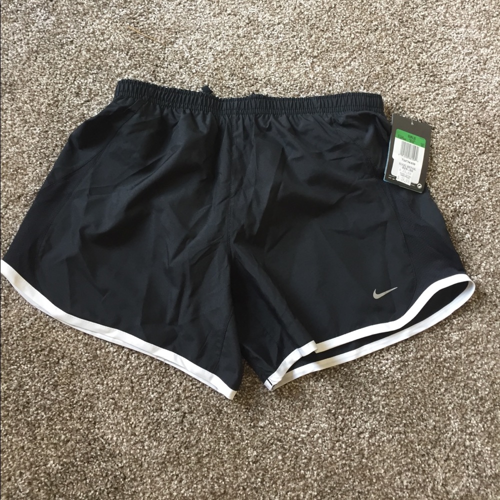 Nike GIRLS’ black Tempo running shorts
